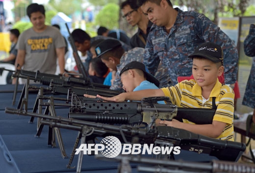 어린이날 기념, 총기 체험전을 즐기는 어린이들