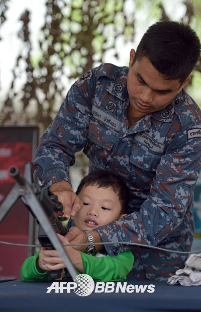 어린이날 기념, 총기 체험전을 즐기는 어린이들