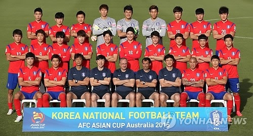 아시안컵 선전 다짐하는 축구대표팀. 2015 호주 아시안컵에 출전하는 대한민국 축구 국가대표팀 코칭스태프와 선수들이 5일 오후 호주 시드니 매쿼리대 스포츠필드에서 팬 공개 회복훈련을 하기에 앞서 단체사진을 찍으며 포즈를 취하고 있다.