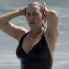 세월 앞 장사 없나…케이트 윈슬렛, 수영복 몸매 포착