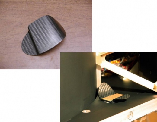 스페이스십 원에서 떼낸 한 조각이 뉴허라이즌스의 안쪽 아래 데크에 부착되어 있는데, 양면에 명문이 새겨져 있다.