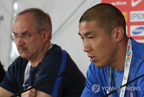 취재진 질문에 답하는 차두리. 2015 AFC 호주 아시안컵 A조 조별리그 2차전 쿠웨이트와 경기를 앞둔 한국 축구대표팀의 슈틸리케 감독과 차두리가 12일 오후 호주 캔버라 스타디움에서 열린 공식 기자회견에서 경기에 임하는 각오를 밝히고 있다.