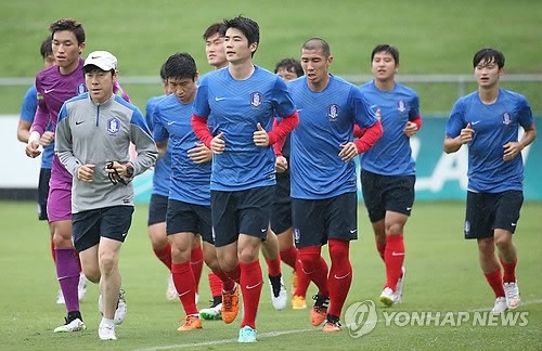 다시 뛰자 한국 축구. 2015 AFC 호주 아시안컵 조별리그 A조 3차전 호주와의 경기를 앞둔 한국 축구 국가대표팀의 신태용 코치와 주장 기성용, 골키퍼 김승규, 이근호, 차두리, 박주호, 김진수 등 선수들이 14일 호주 브리즈번의 페리 파크에서 비가 내리는 가운데 훈련하고 있다.