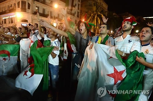 알제리 축구팬들 “브라질 영광을 다시 한번!”(AP=연합뉴스DB)