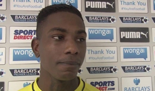 인터뷰를 갖고 있는 엘리아