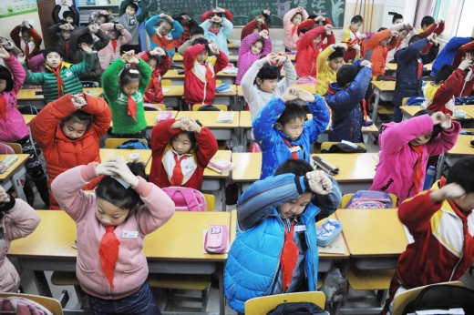 미세먼지 질병 예방위한 ‘무술체조’ 하는 중국 초등학생들