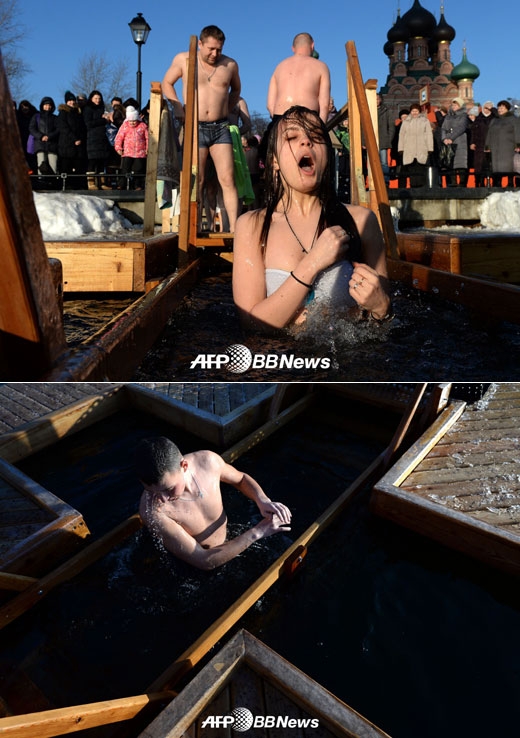 19일(현지시간) 러시아 수도 모스크바에서 러시아정교 신자들이 얼음물 입수 행사에 참여하고 있다.