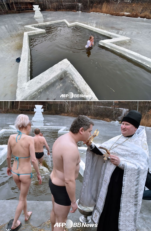 19일(현지시간) 우크라이나 수도 키예프에서 러시아정교 신자들이 얼음물 입수 행사에 참여하고 있다.