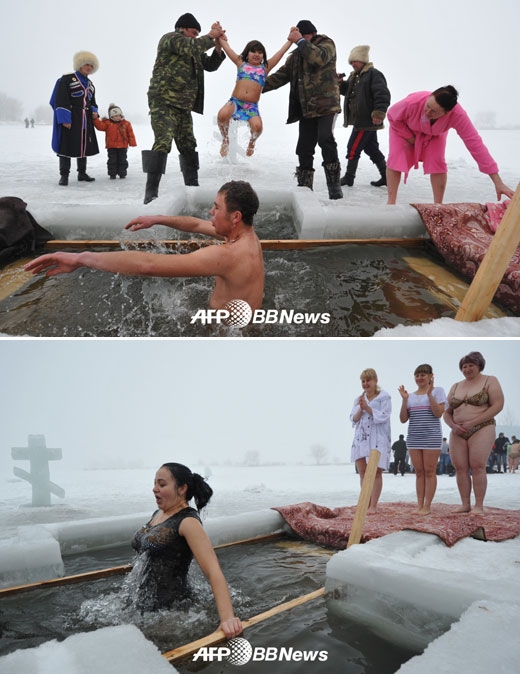 19일(현지시간) 키르기스스탄 수도 비슈케크에서 약 40km 떨어진 스레틴카 마을에서 러시아정교 신자들이 얼음물 입수 행사에 참여하고 있다.