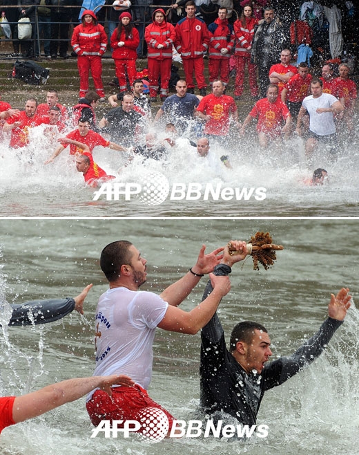 19일(현지시간) 마케도니아 수도 스코페에서 러시아정교 신자들이 얼음물 입수 행사에 참여하고 있다.