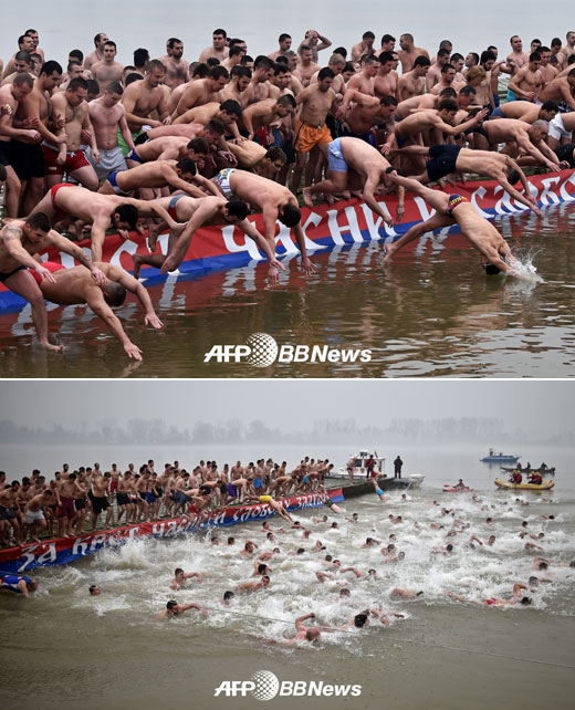 19일(현지시간) 세르비아 베오그라드 인근 제문에서 러시아정교 신자들이 얼음물 입수 행사에 참여하고 있다.