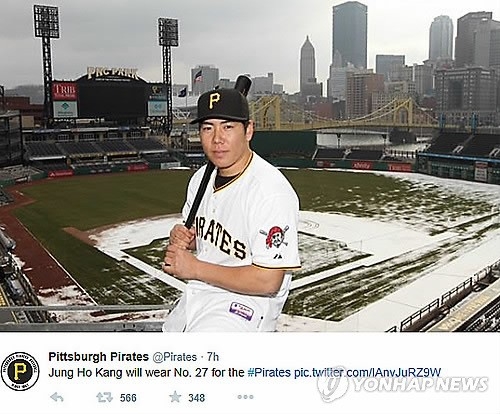 MLB 피츠버그, 강정호와 계약 공식 발표. 한국프로야구의 거포 강정호가 미국프로야구 피츠버그 파이리츠와 계약을 완료했다. 피츠버그 구단은 16일(현지시간) 강정호와 ‘4+1년’ 계약에 합의했다고 공식으로 발표하고 강정호가 파이리츠 유니폼을 입고 홈인 PNC 파크에서 방망이를 들고 포즈를 취한 사진을 구단 트위터와 페이스북 계정에 실었다. MLB 피츠버그, 강정호와 계약 공식 발표. 한국프로야구의 거포 강정호가 미국프로야구 피츠버그 파이리츠와 계약을 완료했다. 피츠버그 구단은 16일(현지시간) 강정호와 ‘4+1년’ 계약에 합의했다고 공식으로 발표하고 강정호가 파이리츠 유니폼을 입고 홈인 PNC 파크에서 방망이를 들고 포즈를 취한 사진을 구단 트위터와 페이스북 계정에 실었다.
