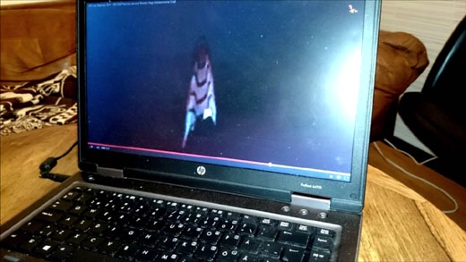 ISS 실시간 영상에 UFO가 찍혀있음을 입증하기 위해 UFO 연구가 토비 룬드가 자신의 카메라로 노트북 자체를 찍은 사진. ISS 실시간 영상에 UFO가 찍혀있음을 입증하기 위해 UFO 연구가 토비 룬드가 자신의 카메라로 노트북 자체를 찍은 사진.