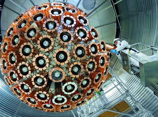 최초로 암흑물질을 포착했을까? 최고의 암흑물질 감응도를 자랑하는 DEAP-3600이 지난해 온태리오의 니켈 광산 지하 1,600m에 설치되었다. 액체 아르곤의 원자에 암흑물질이 충돌하면 빛을 내는데, 이 민감한 빛 감지기가 그것을 포착하게 된다