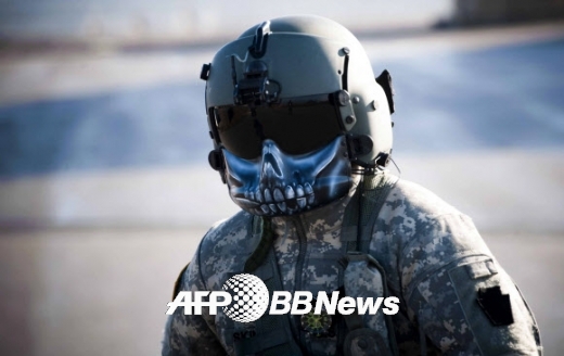 NATO에 배속된 미군 공수부대 낙하훈련에 참여하는 블랙호크 조종사 ⓒ AFPBBNews=News1