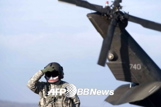NATO에 배속된 미군 공수부대 낙하훈련에 참여하는 블랙호크 조종사 ⓒ AFPBBNews=News1 NATO에 배속된 미군 공수부대 낙하훈련에 참여하는 블랙호크 조종사 ⓒ AFPBBNews=News1