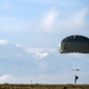 “미군 공수대원들의 낙하산 훈련...”