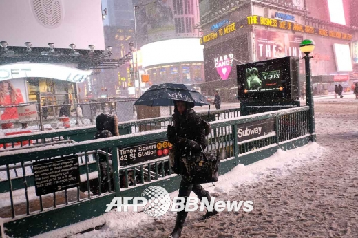 귀가를 서두르는 한 시민