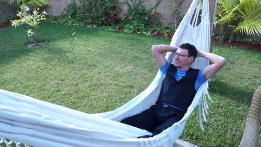 ‘살 빼는 옷’ 입고 해먹에 누워있는 웨인 헤이스 박사.