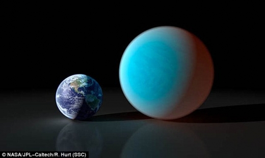 연구자들은 미니 해왕성으로 알려진 특이한 형태의 가스 행성을 연구 대상으로 삼았는데, 지구 질량의 약 10배가 되는 거대 가스 행성으로, 태양보다 작고 어두운 M 왜성의 둘레를 돌고 있다.  그 같은 행성의 진화가 지구 같은 행성(왼쪽)으로 갈 것인지, 슈퍼 지구(오른쪽)가 될 것인지는 아직 밝혀지지 않았다.