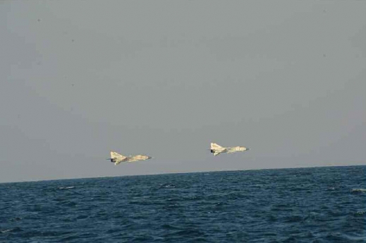 미 해군 항모를 향해 저공비행해 돌격 중인 MIG-23 전투기.