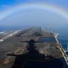 거대 美항공모함 위로 뜬 환상 무지개 사진 화제