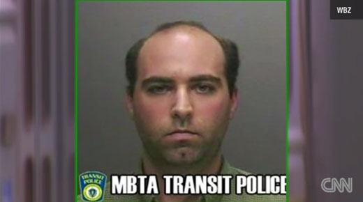 대중교통 정류장 앞에서 지나가던 여성을 무단 촬영한 혐의로 기소된 남성 마이클 로버트슨(32)