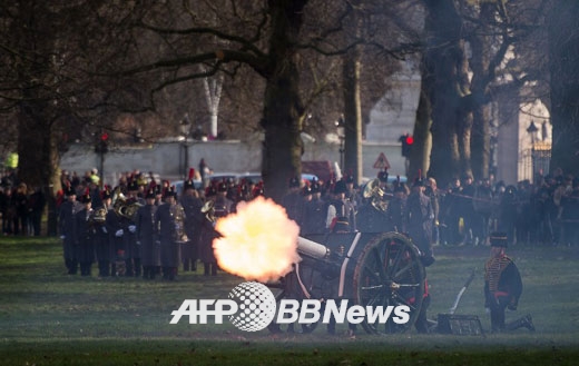 영국 왕실 기마포병대가 왕실 공원 그린파크에서 축포를 쏘아 올리고 있다.