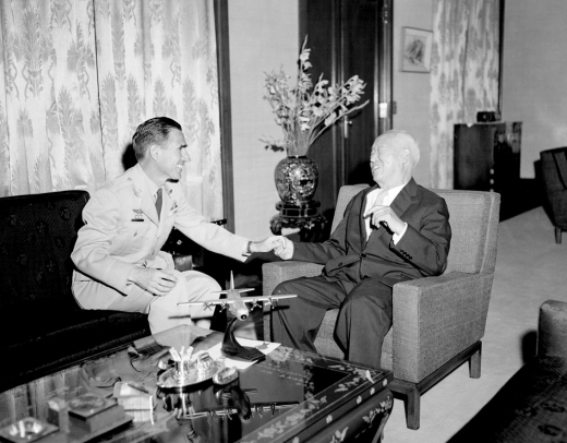 이승만 대통령으로부터 은성무공훈장을 받고 환담 중인 딘 헤스 대령