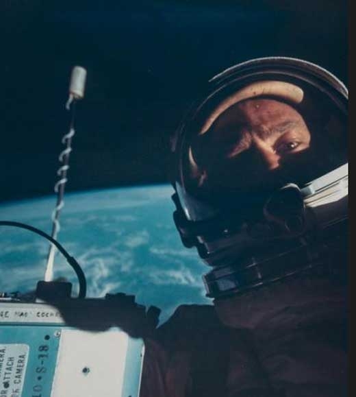 1996년 11월 제미니 12호 미션 중 올드린이 촬영한 최초의 우주 셀카