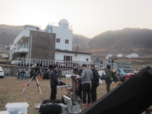 메시에 마라톤을 준비하는 참가자들. 선수 24명, 참관인 30여 명으로 성황을 이루었다.