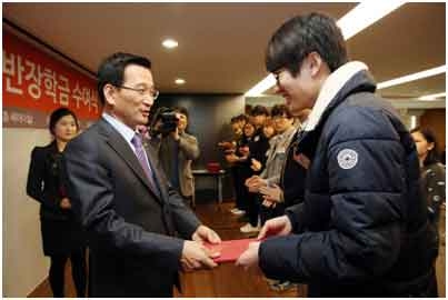 2015년 호반장학재단 장학금을 전달하는 김상열 회장