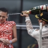 F1 루이스 해밀턴 中모델에 ‘샴페인 난사’ 논란
