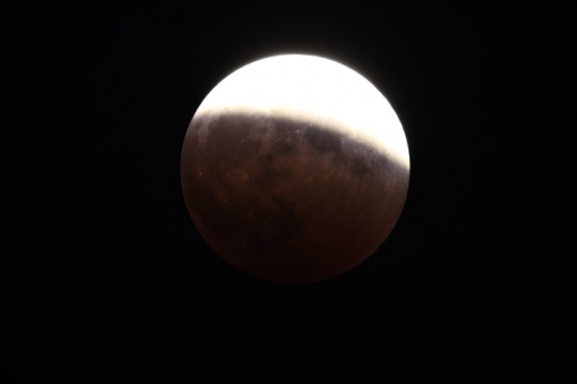 아리스타르코스는 지구 그림자와 달의 곡률을 비교해서 지구가 달의 3배임을 알아냈다. ​2014년 10월 8일 거제도 거가대교 전망대에서 찍은 월식. (사진=김영균)