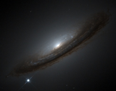 NGC 4526 부근에서 발견된 1a형 초신성(왼쪽 아래). 같은 광도로 폭발하므로 해당 초신성까지의 거리를 잴 수 있어 표준 촛불로 쓰인다.