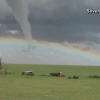 아름다운 무지개 위에 뜬 치명적인 토네이도 포착