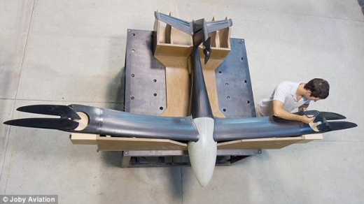 ‘로터스’는 양날개 끝 프로펠러를 날개처럼 펼 수 있다.