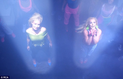 브리트니 스피어스 ‘프리티 걸스’ 뮤직비디오 한 장면