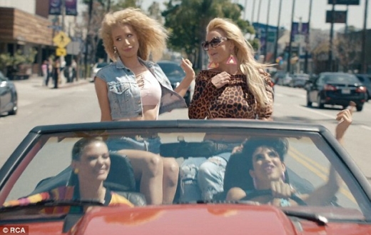 브리트니 스피어스 ‘프리티 걸스’ 뮤직비디오 한 장면