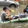 中상하이 폭우…거리에서 ‘보트’ 타는 시민들