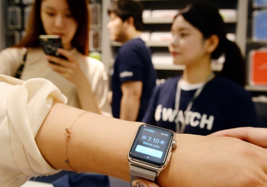 국내 최초 애플워치 오프라인 판매 개시일인 26일 서울 중구 프리스비 명동점에서 시민들이 애플 워치를 구경하고 있다.