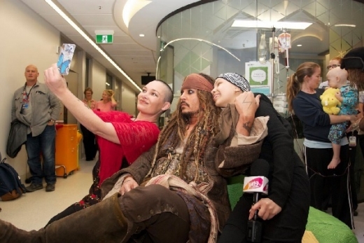 아이들과 셀카 찍는 조니 뎁의 모습.