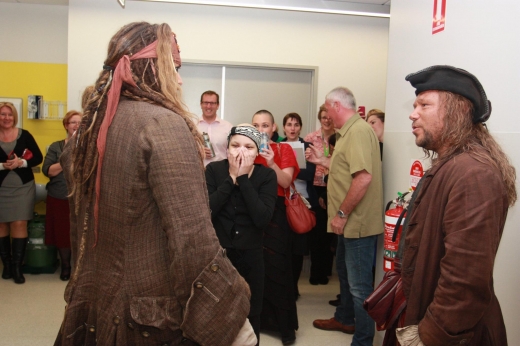 조니 뎁을 본 또 다른 아이가 놀라서 어쩔줄 몰라하는 모습.