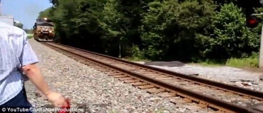 열차를 멈춰보려 깃발을 흔드는 남성.