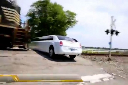 리무진이 열차에 치이는 순간.