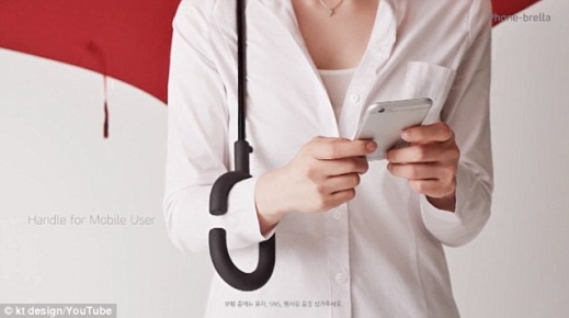 한국의 통신 회사인 kt가 빗속에서도 우산을 쓴 채 두 손을 자유롭게 사용할 수 있는 ‘폰브렐라(phone-brella)’ 를 개발해 선보였다. 손잡이가 영문자 C형으로 되어 있어 손목에 걸고 두 손으로 스마트폰을 자유롭게 사용할 수 있게끔 디자인된 것이다.
