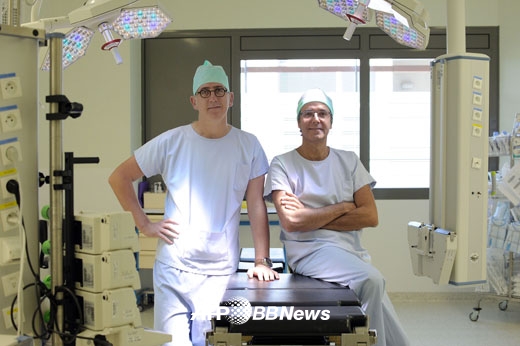 사진=수술 책임자인 살루스트로 박사와 도메르크 박사는