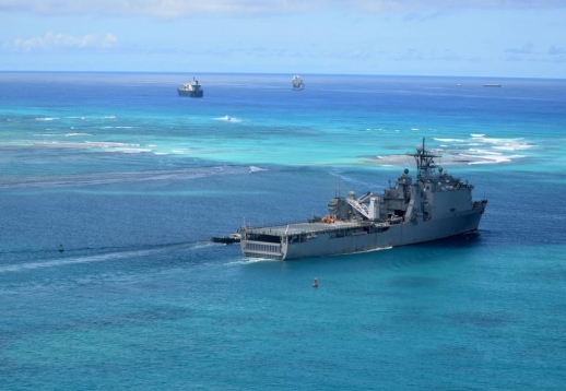 사이판 인근에 떠 있는 본험리처드 상륙준비전단