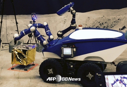 양팔을 가진 로봇 ‘인터랙트 켄토’