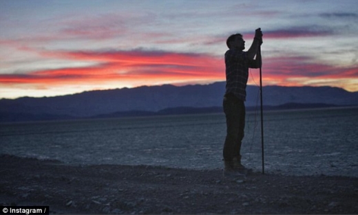 ‘행성’을 설치하는 알렉스 고로시. 네바다 사막에서 태양계 스케일을 구현해보고 있다.